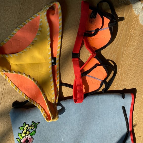 Women's TRIANGL Blue Floral Appliqué Neoprene Bikini with matching bag SMALL - Picture 4 of 4